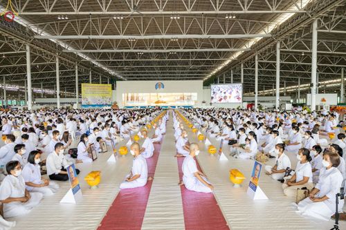 ภาพ No.63892:พิธีขอขมาและมอบผ้าไตรแด่นาคธรรมทายาท โครงการอุปสมบทบูชาธรรมมหาปูชนียาจารย์ วันอาทิตย์ที่ 20 พฤศจิกายน พ.ศ. 2565