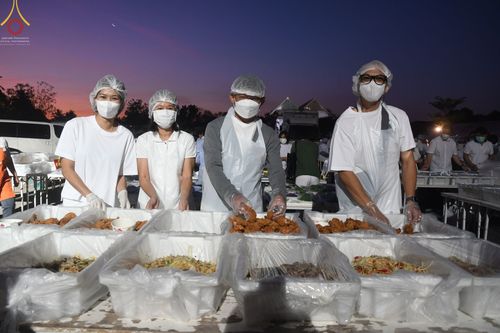 ภาพ No.72900:พิธีถวายภัตตาหารเป็นสังฆทาน แด่คณะพระธรรมยาตราฯ ในโครงการธรรมยาตรากตัญญูบูชา มหาปูชนียาจารย์ พระมงคลเทพมุนี(สด จนฺทสโร) พระผู้ปราบมาร อนุสรณ์สถาน 7 แห่ง ปีที่ 11 วันที่ 20 มกราคม พ.ศ. 2566