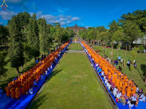 ภาพ No.68366:พิธีตักบาตร ณ พระมหาเจดีย์บรมพุทโธ ประเทศอินโดนีเซีย วันที่ 18 ธันวาคม พ.ศ. 2565