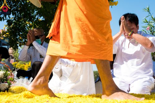 ภาพ No.106133:พิธีต้อนรับพระธรรมยาตรา ชุด 2 ในโครงการธรรมยาตรากตัญญูบูชา มหาปูชนียาจารย์  พระมงคลเทพมุนี(สด จนฺทสโร) พระผู้ปราบมาร  อนุสรณ์สถาน 7 แห่ง ปีที่ 12  วันที่ 3 มกราคม พ.ศ. 2567  ณ อนุสรณ์สถานโลตัสแลนด์ จ.สุพรรณบุรี