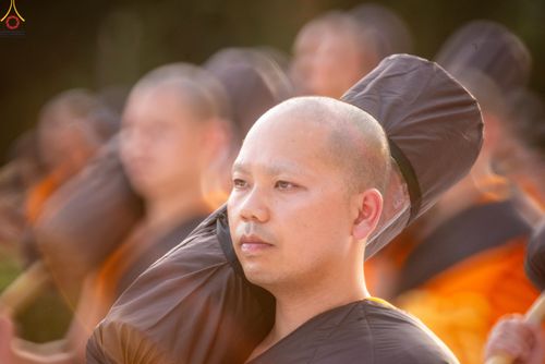 ภาพ No.281653:วันที่ 24 ธันวาคม พ.ศ.2568 พระธรรมยาตรา ปฏิบัติธรรม และถ่ายภาพหมู่ประวัติศาสตร์ ณ ลานหน้ามหาวิหารพระมงคลเทพมุนีฯ วัดพระธรรมกาย