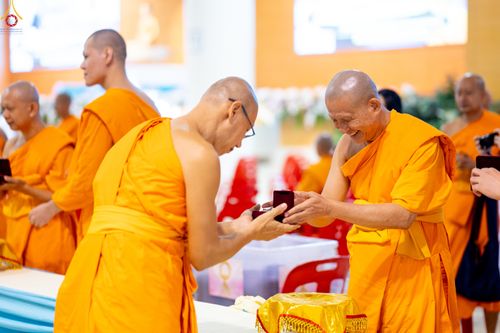 ภาพ No.311655:วันอาทิตย์ต้นเดือนที่ 1 มีนาคม พ.ศ.2569 สัมมนาพิเศษ พิธีมอบรูปหล่อโลหะหลวงปู่วัดปากน้ำ พระมงคลเทพมุนี พิธีมุทิตาสักการะในโอกาสพระครูปลัดรัตนวีรวัฒน์(รังสฤษดิ์ อิทธิจินฺตโก) เจ้าอาวาสวัดพระธรรมกาย  ดำรงตำแหน่งเป็น “ที่ปรึกษาเจ้าคณะจังหวัดปทุมธานี”  ณ ห้อง