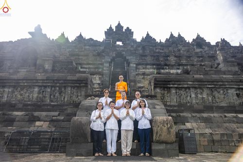 ภาพ No.330117:วันที่ 27-29 พฤษภาคม พ.ศ.2569 MBMI Tangerang (Majelis Agama Buddha Mahanikaya) ได้มีการเตรียมงานเพื่อจัดงานวิสาขบูชานานาชาติ  ชึ่งในงานจะมีการจุดประทีปโคมลาน โคมลอย กว่า 20,000 ดวง  เพื่อน้อมถวายเป็นพุทธบูชา และเพื่อเป็นการกระชับสัมพันธมิตรภาพ