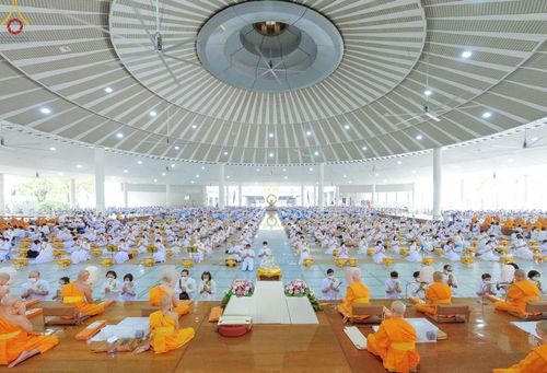 พิธีสวดพระพุทธมนต์และถวายภัตตาหารเป็นสังฆทาน เนื่องในวันมหาปูชนียาจารย์ วันที่ 3 กุมภาพันธ์ พ.ศ. 2565 ณ วัดพระธรรมกาย อ.คลองหลวง จ.ปทุมธานี