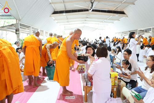 ภาพ No.322926:วันอาทิตย์ที่ 19 เมษายน พ.ศ. 2569 ตักบาตรฉลองพระใหม่ โครงการบรรพชาและอุปสมบทหมู่ รุ่นบูชาธรรม 82 ปี หลวงพ่อธัมมชโย ณ อาคารโถงช้าง สำนักงานใหญ่