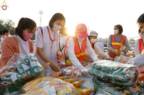 ภาพ No.73761:พิธีถวายภัตตาหารเป็นสังฆทาน แด่คณะพระธรรมยาตราฯ ในโครงการธรรมยาตรากตัญญูบูชา มหาปูชนียาจารย์ พระมงคลเทพมุนี(สด จนฺทสโร) พระผู้ปราบมาร อนุสรณ์สถาน 7 แห่ง ปีที่ 11 วันที่ 22 มกราคม พ.ศ. 2566