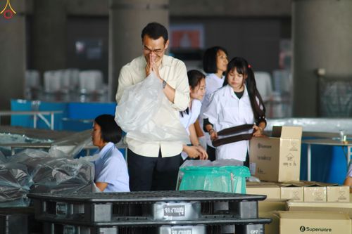 ภาพ No.321958:วันที่ 11-12 เมษายน พ.ศ.2569 การเตรียมงาน มัดถุงน้ำ , ผูกผ้าระบาย , เตรียมจุดฉันภัตตาหาร เพื่องานถวายมหาสังฆทาน 40,000 กว่าวัดทั่วประเทศ วันคุ้มครองโลก 22 เมษายน พ.ศ.2569 วัดพระธรรมกาย