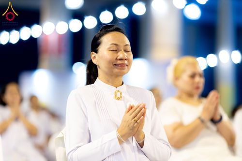 ภาพ No.286738:วันอาสาฬหบูชา วันพฤหัสบดีที่ 10 กรกฏาคม พ.ศ.2568  พิธีเวียนประทักษิณรอบพระมหาธรรมกายเจดีย์ , พิธีฉลองชัยสวดมนต์บทธัมมจักกัปปวัตตนสูตร ครบ 7,520,000,000 จบ ณ มหารัตนวิหารคด วัดพระธรรมกาย