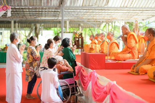 ภาพ No.65498:พิธีขอขมามอบผ้าไตร นาคธรรมทายาท ในโครงการอุปสมบทบูชาธรรม มหาปูชนียาจารย์ประจำปี 2565 ณ ศูนย์อบรมเยาวชนผาสุกวนิช จ.ราชบุรี วันที่ 19 พฤศจิกายน พ.ศ. 2565