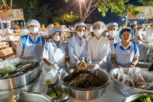 ภาพ No.106097:พิธีถวายภัตตาหารเป็นสังฆทาน แด่คณะพระธรรมยาตราฯ ในโครงการธรรมยาตรากตัญญูบูชา มหาปูชนียาจารย์ พระมงคลเทพมุนี(สด จนฺทสโร) พระผู้ปราบมาร อนุสรณ์สถาน 7 แห่ง ปีที่ 12 วันที่ 3 มกราคม พ.ศ. 2567 ณ อนุสรณ์สถานโลตัสแลนด์ จ.สุพรรณบุรี