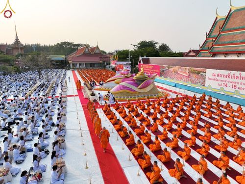 ภาพ No.71865:พิธีจุดประทีปถวายเป็นพุทธบูชา และบูชาธรรมมหาปูชนียาจารย์ ในโครงการธรรมยาตรากตัญญูบูชา มหาปูชนียาจารย์ พระมงคลเทพมุนี(สด จนฺทสโร) พระผู้ปราบมาร ปีที่ 11 ณ อนุสรณ์สถานลำดับที่ 3 สถานที่เกิดใหม่ในเพศสมณะ วัดสองพี่น้อง อ.สองพี่น้อง จ.สุพรรณบุรี วันที่ 17 มกร