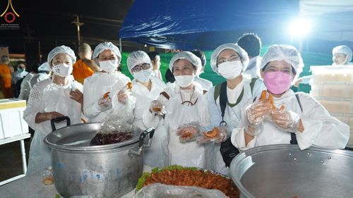 ภาพ No.70375:พิธีถวายภัตตาหารเป็นสังฆทาน แด่คณะพระธรรมยาตราฯ ในโครงการธรรมยาตราฯ ปีที่ 11 ณ อนุสรณ์สถานคลองบางนางแท่น อ.สามพราน จ.นครปฐม วันที่ 12 มกราคม พ.ศ. 2566