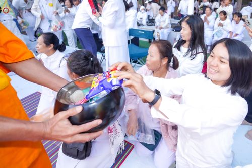 ภาพ No.289410:วันที่ 7 มกราคม พ.ศ. 2569 พิธีตักบาตรพระธรรมยาตรา ณ อนุสรณ์สถานลำดับที่ 1 สถานที่เกิดด้วยรูปกายเนื้อ อนุสรณ์สถานมหาวิหารพระมงคลเทพมุนี (โลตัสแลนด์) อ.สองพี่น้อง จ.สุพรรณบุรี ในโครงการธรรมยาตรา กตัญญูบูชา มหาปูชนียาจารย์ พระมงคลเทพมุนี(สด จนฺทสโร) พระผู้ป