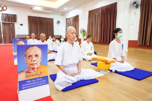 ภาพ No.65444:พิธีขอขมาผู้ปกครอง โดยนาคธรรมทายาท ในโครงการอุปสมบทบูชาธรรม มหาปูชนียาจารย์ประจำปี 2565 วันที่ 19 พฤศจิกายน พ.ศ. 2565 ณ ศูนย์ปฏิบัติธรรมลำปาง