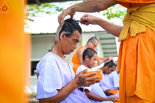 ภาพ No.65574:พิธีปลงผม และพิธีขอขมามอบผ้าไตร นาคธรรมทายาท ในโครงการอุปสมบทบูชาธรรม มหาปูชนียาจารย์ประจำปี 2565 ณ ศูนย์ปฏิบัติธรรมภาคใต้ บางกล่ำ จ.สงขลา วันที่ 19 พฤศจิกายน พ.ศ. 2565