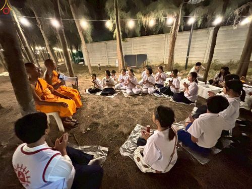 ภาพ No.301653:ภาพเบื้องหลังอาสาสมัครรวมใจ ชุดที่ 4 ในโครงการธรรมยาตรา กตัญญูบูชา มหาปูชนียาจารย์ พระมงคลเทพมุนี(สด จนฺทสโร) พระผู้ปราบมาร อนุสรณ์สถาน 7 แห่ง ปีที่ 14