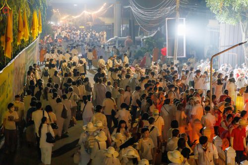 ภาพ No.297214:วันที่ 17 มกราคม พ.ศ. 2569 พิธีจุดประทีปถวายเป็นพุทธบูชา และบูชาธรรมมหาปูชนียาจารย์ (ภาพชุดที่ 2) ณ วัดโบสถ์บน ต.บางคูเวียง จ.นนทบุรี อนุสรณ์สถานลำดับที่ 4 สถานที่เกิดด้วยกายธรรม ในโครงการธรรมยาตรา กตัญญูบูชา มหาปูชนียาจารย์ พระมงคลเทพมุนี(สด จนฺทสโร) พร