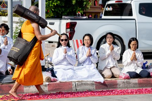 ภาพ No.287730:วันที่ 3 มกราคม พ.ศ. 2569 พิธีต้อนรับพระธรรมยาตรา ครั้งที่ 2 (ภาพชุดที่ 2) ในโครงการธรรมยาตรา กตัญญูบูชา มหาปูชนียาจารย์ พระมงคลเทพมุนี(สด จนฺทสโร) พระผู้ปราบมาร อนุสรณ์สถาน 7 แห่ง ปีที่ 14 ณ อนุสรณ์สถานมหาวิหารพระมงคลเทพมุนี (โลตัสแลนด์) อ.สองพี่น้อง จ.