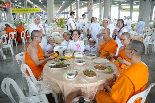 ภาพ No.325864:วันที่ 22 เมษายน พ.ศ.2569(วันคุ้มครองโลก) งานถวายมหาสังฆทาน 40,000 กว่าวัดทั่วประเทศ เจ้าหน้าที่ สาธุชน ร่วมใจจัดเตรียมภัตตาหารเพล (ชุด 2)