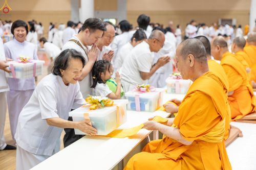 ภาพ No.280603:วันที่ 28 ธันวาคม พ.ศ.2568 พิธีถวายอุปกรณ์ทำความสะอาด ณ ห้องแก้วสารพัดนึก วัดพระธรรมกาย