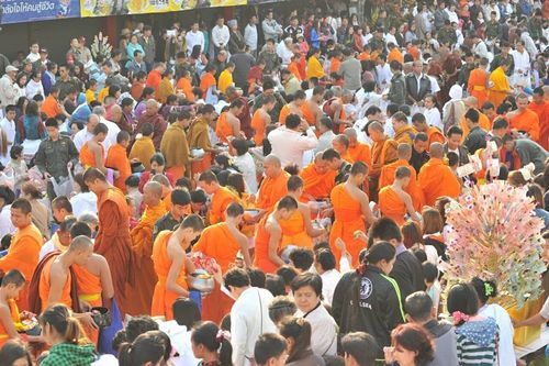 ภาพ No.15840:ประมวลภาพตักบาตรพระ 3 แผ่นดิน พระ 10,000 รูป ปีที่ 2 จ.เชียงราย