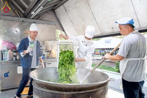 ภาพ No.288055:วันที่ 4 มกราคม พ.ศ. 2569 พิธีถวายภัตตาหารเป็นสังฆทาน แด่พระธรรมยาตรา ในโครงการธรรมยาตรา กตัญญูบูชา มหาปูชนียาจารย์ พระมงคลเทพมุนี(สด จนฺทสโร) พระผู้ปราบมาร อนุสรณ์สถาน 7 แห่ง ปีที่ 14 ณ อนุสรณ์สถานมหาวิหารพระมงคลเทพมุนี (โลตัสแลนด์) อ.สองพี่น้อง จ.สุพรร