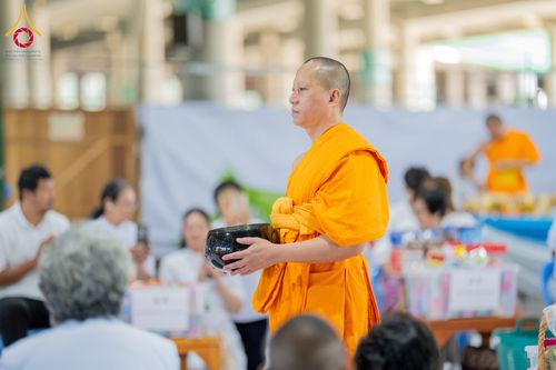 ภาพ No.336572:วันอาทิตย์ที่ 21 มิถุนายน 2569  พิธีตักบาตรพระใหม่ โครงการอุปสมบทหมู่ รุ่นผู้บริหาร  ณ วิหารคด วัดพระธรรมกาย