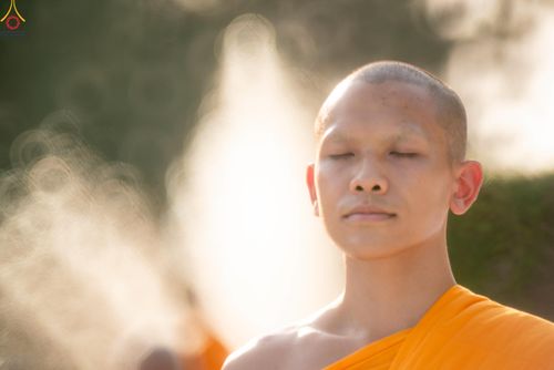 ภาพ No.281608:วันที่ 24 ธันวาคม พ.ศ.2568 พระธรรมยาตรา ปฏิบัติธรรม และถ่ายภาพหมู่ประวัติศาสตร์ ณ ลานหน้ามหาวิหารพระมงคลเทพมุนีฯ วัดพระธรรมกาย