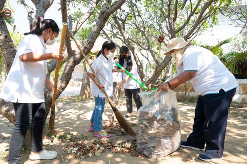 ภาพ No.71706:พระธรรมยาตรา ปฏิบัติศาสนกิจ ทำนุบำรุงศาสนสถาน, สวดธรรมจักร ,ปฏิบัติธรรม ร่วมกับชุมชน,นักเรียนเด็กดีวีสตาร์ และร่วมพิธีทอดผ้าป่าบำรุงศาสนสถาน ในโครงการธรรมยาตรากตัญญูบูชา มหาปูชนียาจารย์ พระมงคลเทพมุนี(สด จนฺทสโร) พระผู้ปราบมาร อนุสรณ์สถาน 7 แห่ง ปีที่ 11