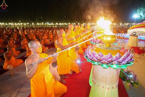 ภาพ No.69485:พิธีจุดประทีปถวายเป็นพุทธบูชา และบูชาธรรมมหาปูชนียาจารย์ ในโครงการธรรมยาตรากตัญญูบูชา มหาปูชนียาจารย์ พระมงคลเทพมุนี(สด จนฺทสโร) พระผู้ปราบมาร ปีที่ 11 ณ อนุสรณ์สถานมหาวิหารพระมงคลเทพมุนี อ.สองพี่น้อง จ.สุพรรณบุรี