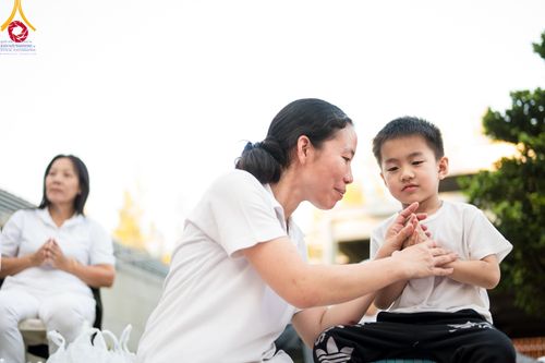 ภาพ No.106176:พิธีต้อนรับพระธรรมยาตรา ชุด 2 ในโครงการธรรมยาตรากตัญญูบูชา มหาปูชนียาจารย์  พระมงคลเทพมุนี(สด จนฺทสโร) พระผู้ปราบมาร  อนุสรณ์สถาน 7 แห่ง ปีที่ 12  วันที่ 3 มกราคม พ.ศ. 2567  ณ อนุสรณ์สถานโลตัสแลนด์ จ.สุพรรณบุรี