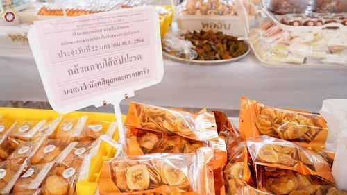 ภาพ No.73806:พิธีถวายภัตตาหารเป็นสังฆทาน แด่คณะพระธรรมยาตราฯ ในโครงการธรรมยาตรากตัญญูบูชา มหาปูชนียาจารย์ พระมงคลเทพมุนี(สด จนฺทสโร) พระผู้ปราบมาร อนุสรณ์สถาน 7 แห่ง ปีที่ 11 วันที่ 22 มกราคม พ.ศ. 2566