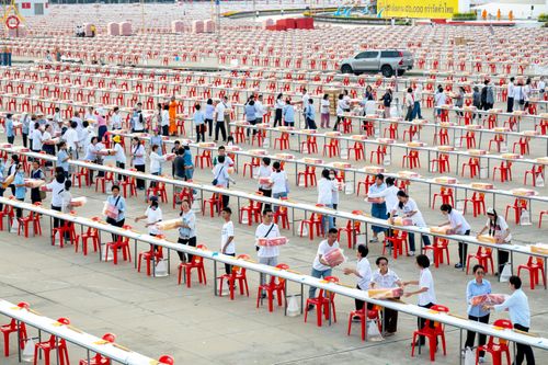 ภาพ No.322603:วันที่ 17 เมษายน พ.ศ.2569 การเรียงกล่องไทยธรรม เรียงน้ำดื่ม เรียงร่ม ณ ลานธรรมพระมหาธรรมกายเจดีย์ เพื่องานถวายมหาสังฆทาน 40,000 กว่าวัดทั่วประเทศ วันคุ้มครองโลก 22 เมษายน พ.ศ.2569 วัดพระธรรมกาย