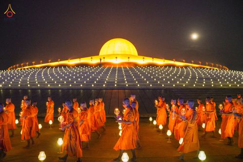 ภาพ No.81811:พิธีจุดวิสาขประทีปและเวียนประทักษิณ เนื่องในวันวิสาขบูชา วันเสาร์ที่ 3 มิถุนายน 2566 ณ ลานธรรมพระมหาธรรมกายเจดีย์ วัดพระธรรมกาย จ.ปทุมธานี