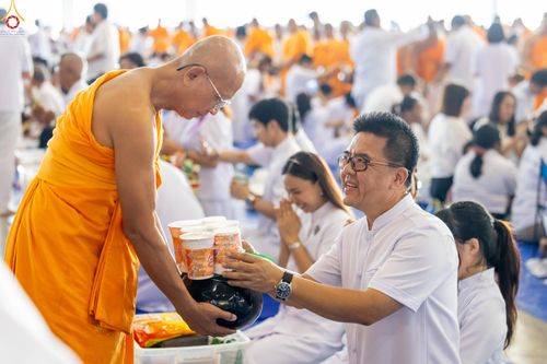 ภาพ No.327951:วันที่ 3 พฤษภาคม พ.ศ.2569 พิธีตักบาตร ข้าวสารอาหารแห้ง ณ บ้านแก้วเรือนทองคุณยายอาจารย์ฯ วัดพระธรรมกาย