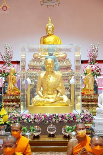 ภาพ No.71910:พิธีจุดประทีปถวายเป็นพุทธบูชา และบูชาธรรมมหาปูชนียาจารย์ ในโครงการธรรมยาตรากตัญญูบูชา มหาปูชนียาจารย์ พระมงคลเทพมุนี(สด จนฺทสโร) พระผู้ปราบมาร ปีที่ 11 ณ อนุสรณ์สถานลำดับที่ 3 สถานที่เกิดใหม่ในเพศสมณะ วัดสองพี่น้อง อ.สองพี่น้อง จ.สุพรรณบุรี วันที่ 17 มกร