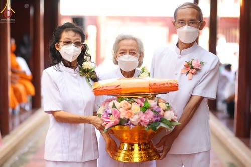 ภาพ No.71615:พระธรรมยาตรา ปฏิบัติศาสนกิจ ทำนุบำรุงศาสนสถาน, ปฏิบัติธรรม ร่วมกับชุมชน,นักเรียนเด็กดีวีสตาร์ และร่วมพิธีทอดผ้าป่าบำรุงศาสนสถาน ในโครงการธรรมยาตรากตัญญูบูชา มหาปูชนียาจารย์ พระมงคลเทพมุนี(สด จนฺทสโร) พระผู้ปราบมาร อนุสรณ์สถาน 7 แห่ง ปีที่ 11 ณ วัดสองพี่น