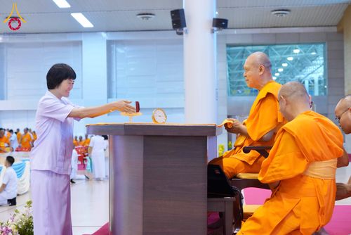 ภาพ No.338021:วันอาทิตย์ต้นเดือน 5 กรกฎาคม พ.ศ.2569 สัมมนาพิเศษ พิธีมอบพระของขวัญ ณ ห้องแก้วสารพัด1 วัดพระธรรมกาย