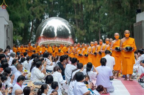 ภาพ No.69717:พิธีตักบาตรพระธรรมยาตราฯ ในโครงการธรรมยาตรากตัญญูบูชา มหาปูชนียาจารย์ พระมงคลเทพมุนี(สด จนฺทสโร) พระผู้ปราบมาร ปีที่ 11 ณ อนุสรณ์สถานลำดับที่ 1 สถานที่เกิดด้วยรูปกายเนื้อ อนุสรณ์สถานมหาวิหารพระมงคลเทพมุนี อ.สองพี่น้อง จ.สุพรรณบุรี