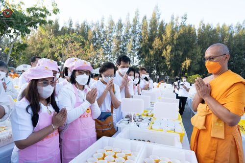 ภาพ No.71350:พิธีถวายภัตตาหารเป็นสังฆทาน แด่คณะพระธรรมยาตราฯ ในโครงการธรรมยาตรากตัญญูบูชา มหาปูชนียาจารย์ พระมงคลเทพมุนี(สด จนฺทสโร) พระผู้ปราบมาร อนุสรณ์สถาน 7 แห่ง ปีที่ 11 วันที่ 15 มกราคม พ.ศ. 2566