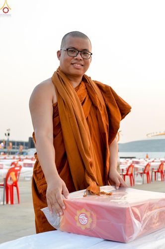 ภาพ No.323128:วันที่ 19 เมษายน พ.ศ.2569 การเรียงกล่องไทยธรรม , เตรียมงานจราจร เพื่องานถวายมหาสังฆทาน 40,000 กว่าวัดทั่วประเทศ วันคุ้มครองโลก 22 เมษายน พ.ศ.2569 วัดพระธรรมกาย