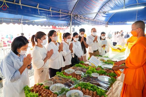 ภาพ No.74422:พิธีถวายภัตตาหารเป็นสังฆทาน แด่คณะพระธรรมยาตราฯ ในโครงการธรรมยาตรากตัญญูบูชา มหาปูชนียาจารย์ พระมงคลเทพมุนี(สด จนฺทสโร) พระผู้ปราบมาร อนุสรณ์สถาน 7 แห่ง ปีที่ 11 วันที่ 26 มกราคม พ.ศ. 2566