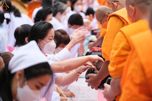 ภาพ No.69626:พิธีตักบาตรพระธรรมยาตราฯ ในโครงการธรรมยาตรากตัญญูบูชา มหาปูชนียาจารย์ พระมงคลเทพมุนี(สด จนฺทสโร) พระผู้ปราบมาร ปีที่ 11 ณ อนุสรณ์สถานลำดับที่ 1 สถานที่เกิดด้วยรูปกายเนื้อ อนุสรณ์สถานมหาวิหารพระมงคลเทพมุนี อ.สองพี่น้อง จ.สุพรรณบุรี