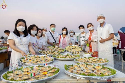 ภาพ No.73901:พิธีถวายภัตตาหารเป็นสังฆทาน แด่คณะพระธรรมยาตราฯ ในโครงการธรรมยาตรากตัญญูบูชา มหาปูชนียาจารย์ พระมงคลเทพมุนี(สด จนฺทสโร) พระผู้ปราบมาร อนุสรณ์สถาน 7 แห่ง ปีที่ 11 วันที่ 23 มกราคม พ.ศ. 2566