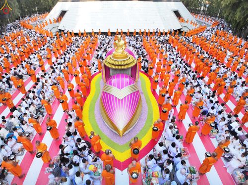 ภาพ No.289368:วันที่ 7 มกราคม พ.ศ. 2569 พิธีตักบาตรพระธรรมยาตรา ณ อนุสรณ์สถานลำดับที่ 1 สถานที่เกิดด้วยรูปกายเนื้อ อนุสรณ์สถานมหาวิหารพระมงคลเทพมุนี (โลตัสแลนด์) อ.สองพี่น้อง จ.สุพรรณบุรี ในโครงการธรรมยาตรา กตัญญูบูชา มหาปูชนียาจารย์ พระมงคลเทพมุนี(สด จนฺทสโร) พระผู้ป