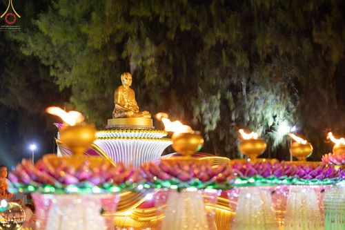 ภาพ No.69369:พิธีจุดประทีปถวายเป็นพุทธบูชา และบูชาธรรมมหาปูชนียาจารย์ ในโครงการธรรมยาตรากตัญญูบูชา มหาปูชนียาจารย์ พระมงคลเทพมุนี(สด จนฺทสโร) พระผู้ปราบมาร ปีที่ 11 ณ อนุสรณ์สถานมหาวิหารพระมงคลเทพมุนี อ.สองพี่น้อง จ.สุพรรณบุรี