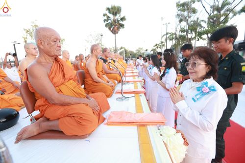 ภาพ No.284189:วันเสาร์ที่ 20 ธันวาคม พ.ศ.2568  พิธีตักบาตรพระ 10,000 รูป เนื่องในโอกาส 194 ปี จังหวัดกาญจนบุรี และอุทิศส่วนกุศลให้แด่บรรพชนทั้งหลาย บริเวณถนนสองแคว (Skywalk) เมืองกาญจนบุรี