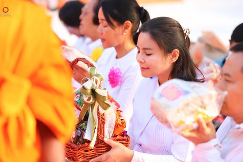ภาพ No.294481:วันที่ 14 มกราคม พ.ศ. 2569 พิธีตักบาตรพระธรรมยาตรา ณ วัดสองพี่น้อง ต.ต้นตาล อ.สองพี่น้อง จ.สุพรรณบุรี ในโครงการธรรมยาตรา กตัญญูบูชา มหาปูชนียาจารย์ พระมงคลเทพมุนี(สด จนฺทสโร) พระผู้ปราบมาร อนุสรณ์สถาน 7 แห่ง ปีที่ 14