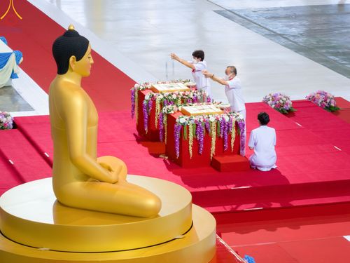 ภาพ No.83672:พิธีวางแผ่นจารึกชื่อและพิธีวางพวงมาลัยสักการะพระประธาน วันอาทิตย์ที่ 16 กรกฎาคม พ.ศ. 2566 ณ รัตนบัลลังก์ สภาธรรมกายสากล วัดพระธรรมกาย