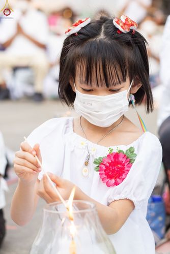 ภาพ No.73425:พิธีจุดประทีปถวายเป็นพุทธบูชา และบูชาธรรมมหาปูชนียาจารย์ ในโครงการธรรมยาตรากตัญญูบูชา มหาปูชนียาจารย์ พระมงคลเทพมุนี(สด จนฺทสโร) พระผู้ปราบมาร ปีที่ 11 ณ อนุสรณ์สถานลำดับที่ 4 สถานที่เกิดด้วยกายธรรม วัดโบสถ์ (บน) บางคูเวียง อ.บางกรวย จ.นนทบุรี วันที่ 21 